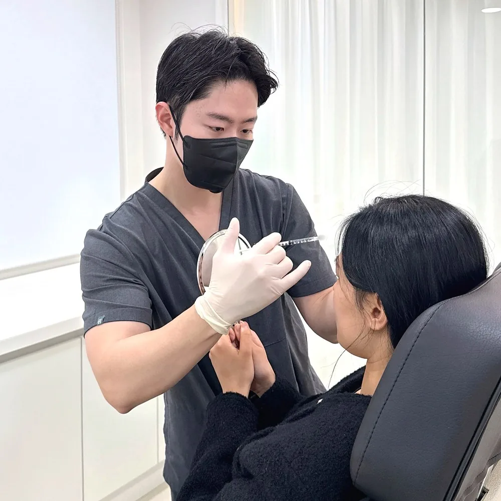 나의계절의원 울산 대표원장이 입술 부위 필러 시술을 진행하는 모습